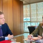 La consellera  Nuria Martínez i l'alcalde de Xàtiva Roger Cerdà./ EPDA