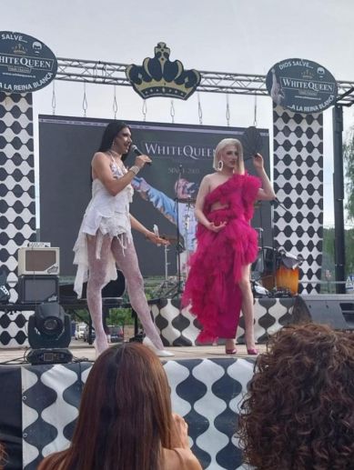 La White Queen Tribute Band va protagonitzar un dels moments més vibrants del DiversFest amb un concert que va fer cantar i ballar el públic al ritme dels grans èxits de Queen. La White Queen Tribute Band va protagonitzar un dels moments més vibrants del DiversFest amb un concert que va fer cantar i ballar el públic al ritme dels grans èxits de Queen.