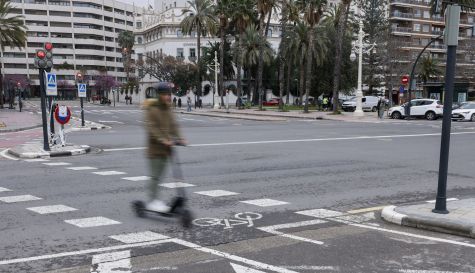Imagen de archivo de un patinete circula por la ciudad. / EFE-Kai Försterling