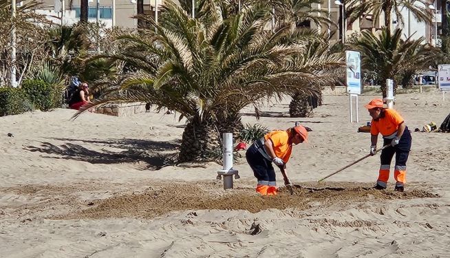 Operarios de la SAG realizan labores de limpieza en la playa del Port de Sagunt. Operarios de la SAG realizan labores de limpieza en la playa del Port de Sagunt.