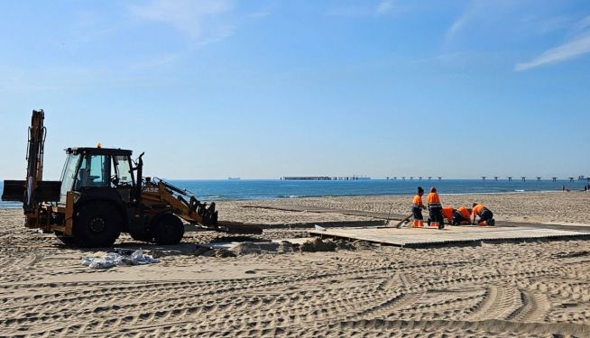Labores de limpieza de las playas. Labores de limpieza de las playas.