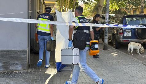 Agentes de la Policía Nacional proceden a registrar la clínica del distrito de Tránsitos de València tras haber detenido ayer lunes a un joven de 24 años de edad que se personó ayer en la Comisaría del municipio de Burjassot (Valencia) con las manos manchadas de sangre y confesó haber apuñalado y acabado con la vida de un logopeda que trataba al hijo del autor confeso del crimen.