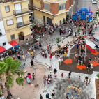 La nueva plaza de la calle Balmes cuenta con juegos de agua, zonas verdes y una plataforma accesible. / EPDA