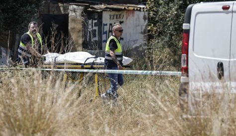 Trabajadores del retén fúnebre retiran el cuerpo del fallecido.