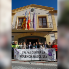 Vista general de la concentración silenciosa el 7 de febrero de 2024 ante la puerta del Ayuntamiento de l’Alfàs del Pi en señal de repulsa por el asesinato. / EFE-Morell-Archivo Vista general de la concentración silenciosa el 7 de febrero de 2024 ante la puerta del Ayuntamiento de l’Alfàs del Pi en señal de repulsa por el asesinato. / EFE-Morell-Archivo