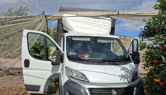 La furgoneta de Ana robada en el barrio de Fusión, en Sagunt.