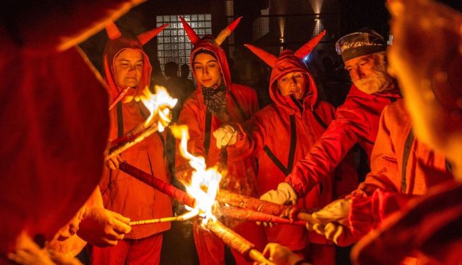 Dimonis de Massalfassar prenent una torxa. Dimonis de Massalfassar prenent una torxa.
