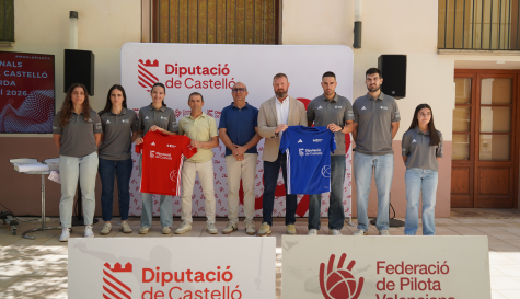 Presentación de las finales del 'Trofeu Diputació de Castelló' de pilota valenciana, con el diputado Iván Sánchez y representantes federativos.