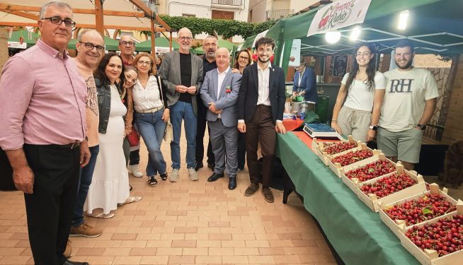 Representantes municipales y productores locales durante la celebración del IV Mercado de la Cereza de Zarra. Representantes municipales y productores locales durante la celebración del IV Mercado de la Cereza de Zarra.