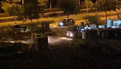 Un instante del robo de material de construcción en una parcela del barrio de Fusión, entre Sagunt y el Port de Sagunt, el pasado 11 de junio. Imagen facilitada por un vecino.
