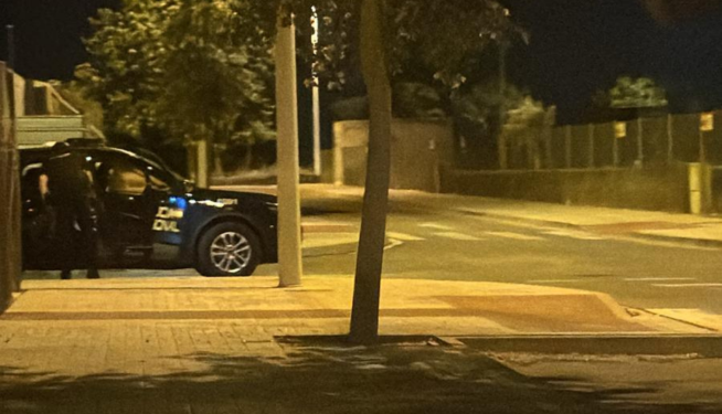 Un vehículo de la Policía Nacional de noche en la zona.