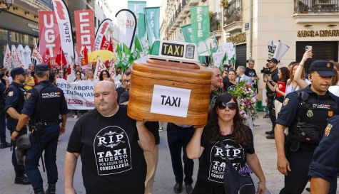 Concentración de taxistas ante Les Corts. / EFE-Ana Escobar Concentración de taxistas ante Les Corts. / EFE-Ana Escobar
