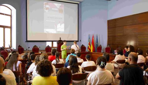 Alumnos del CEIP Francisco Giner de los Ríos durante la presentación de la sexta edición de ‘Calles Educativas de Cheste’ en el Salón de Plenos del Ayuntamiento.