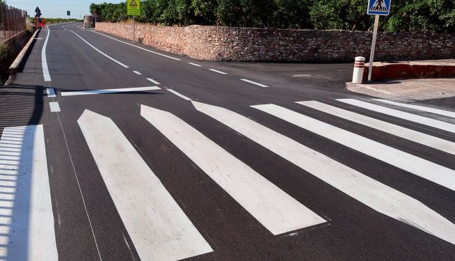 Paso de peatones en el Camí de Les Valls después de las actuaciones de la Diputació de València. Paso de peatones en el Camí de Les Valls después de las actuaciones de la Diputació de València.