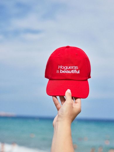 Merchandising inspirado en el lenguaje y la cultura de las Hogueras de San Juan. / Mahou Merchandising inspirado en el lenguaje y la cultura de las Hogueras de San Juan. / Mahou