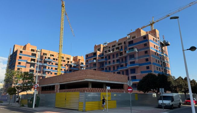 Un edificio en obras en Sagunt. Un edificio en obras en Sagunt.