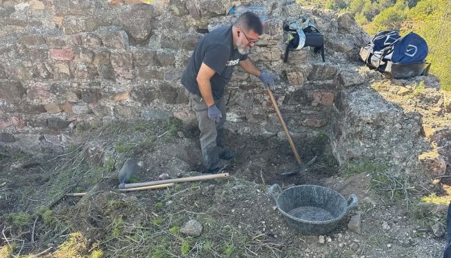 Treballs recents de neteja i recuperació en el Castell del Piló d’Albalat dels Tarongers. Treballs recents de neteja i recuperació en el Castell del Piló d’Albalat dels Tarongers.