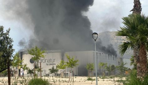 Una densa columna de humo se eleva sobre la nave industrial afectada por el incendio en Xàtiva. / Ajuntament de Xàtiva