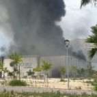 Una densa columna de humo se eleva sobre la nave industrial afectada por el incendio en Xàtiva. / Ajuntament de Xàtiva Una densa columna de humo se eleva sobre la nave industrial afectada por el incendio en Xàtiva. / Ajuntament de Xàtiva