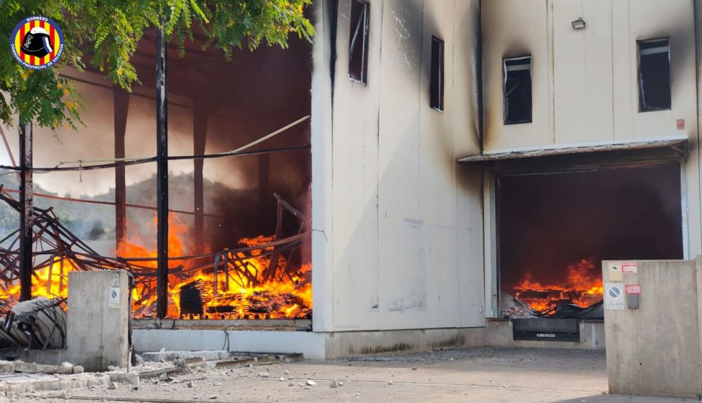 Imágenes de las llamas en la nave industrial afectada por el incendio en Xàtiva. / Consorcio Provincial de Bomberos Imágenes de las llamas en la nave industrial afectada por el incendio en Xàtiva. / Consorcio Provincial de Bomberos