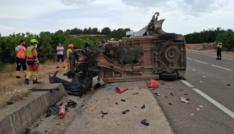 La víctima se ha salido de la vía y ha terminado volcando tras impactar contra un muro en Pedralba.