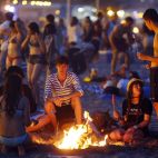 Varios jovenes aguardan alrededor de una hoguera en la playa de la Malvarrosa, en Valencia, durante la celebración de la noche de San Juan en una imagen de archivo. Varios jovenes aguardan alrededor de una hoguera en la playa de la Malvarrosa, en Valencia, durante la celebración de la noche de San Juan en una imagen de archivo.