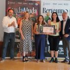 Entrega de uno de los premios de la campaña Berto Zampapilas a un centro educativo participante por su compromiso con el reciclaje de pilas y acumuladores portátiles. Entrega de uno de los premios de la campaña Berto Zampapilas a un centro educativo participante por su compromiso con el reciclaje de pilas y acumuladores portátiles.