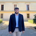 El alcalde de Moncada, Álvaro Gonzalvo, frente a la casa consistorial del municipio.