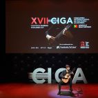 Uno de los participantes del XVII Concurso Internacional de Guitarra Alhambra durante las semifinales celebradas en CaixaForum València. Uno de los participantes del XVII Concurso Internacional de Guitarra Alhambra durante las semifinales celebradas en CaixaForum València.