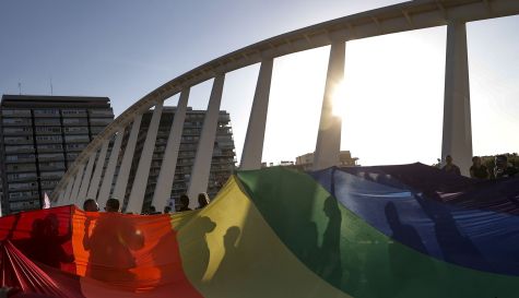 En la imagen, varias personas sujetan la bandera arco iris en Valencia. / EFE-Manuel Truque-Archivo En la imagen, varias personas sujetan la bandera arco iris en Valencia. / EFE-Manuel Truque-Archivo