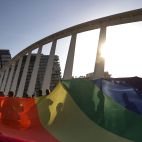 En la imagen, varias personas sujetan la bandera arco iris en Valencia. / EFE-Manuel Truque-Archivo En la imagen, varias personas sujetan la bandera arco iris en Valencia. / EFE-Manuel Truque-Archivo