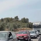 Vehículos en la carretera de Vilamarxant tras el desvío por el accidente en la A-3 este viernes. Vehículos en la carretera de Vilamarxant tras el desvío por el accidente en la A-3 este viernes.