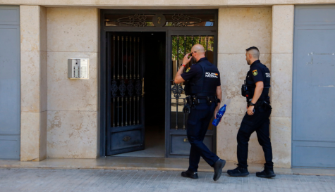 Dos agentes acceden al edifico donde la Policía Nacional ha hallado el cadáver en una nevera en Castellón. EFE/Andreu Esteban Dos agentes acceden al edifico donde la Policía Nacional ha hallado el cadáver en una nevera en Castellón. EFE/Andreu Esteban