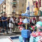 El alcalde de Alicante, Luis Barcala, y la concejala de Fiestas, Cristina Cutanda, visitan la comisión ganadora.