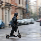 En la imagen, una persona circula en patinete.