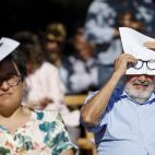 Dos personas se protegen del sol y del calor. / EFE-Ana Escobar
