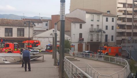 Varias dotaciones de bomberos, policía y unidades sanitarias, en el Centro Comercial El Teler de Ontinyent.