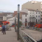 Varias dotaciones de bomberos, policía y unidades sanitarias, en el Centro Comercial El Teler de Ontinyent.