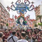 El monumento'Génesi' de Josué Beitia, de la comisión Florida Portazgo, premiado como la mejor hoguera de categoría Especial de las Hogueras de San Juan en Alicante en la edición de 2026.