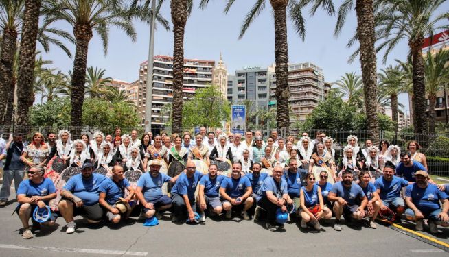 Foto de familia de la Pirotecnia Mediterráneo junto a las autoridades municipales y representantes políticos y de la 'festa' tras la mascletà. Imagen: Ayuntamiento de Alicante.