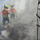 Agentes de bomberos trabajan en la extinción de un incendio en una imagen de archivo.