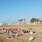 Un grupo de personas practica ejercicio físico al aire libre en una de las playas de Benicàssim, dentro del programa de actividades deportivas gratuitas que se desarrolla este verano.  EPDA