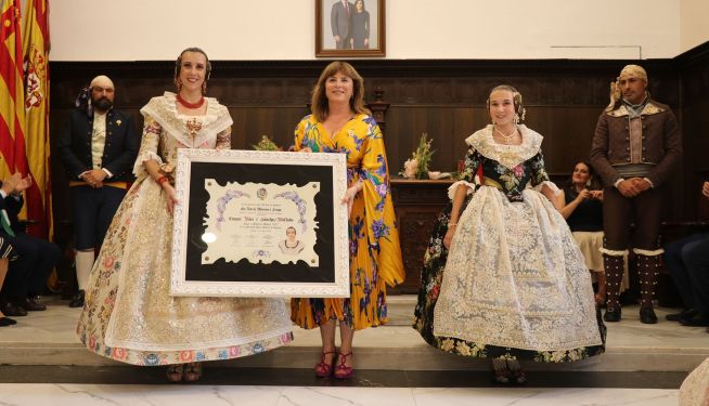 Las nuevas Falleras Mayores de la FJFS, Empar Ríos y María Pozuelo, con la teniente de alcalde, María José Carrera, el día de la proclamación. Las nuevas Falleras Mayores de la FJFS, Empar Ríos y María Pozuelo, con la teniente de alcalde, María José Carrera, el día de la proclamación.