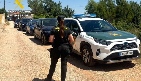 Vehículos de alta gama recuperados por la Guardia Civil durante la operación desarrollada en Montroi, donde fueron localizados ocultos en varias viviendas.