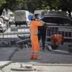 Un trabajador de la construcción bebe agua para combatir el calor en una calle del centro de Valencia.
