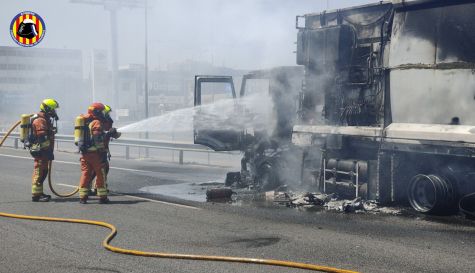 Efectivos de bomberos trabajan en la extinción del incendio declarado en un camión de basura en el kilómetro 351 de la A-3. / Consorcio Provincial de Bomberos