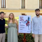 La regidora de Cultura, Anna Gascó (c.), i l'alcalde, Álvaro Gonzalvo (d.) amb el cartell del Festival Veles e Vents.