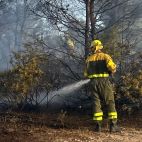 Efectivos de bomberos trabajan en un incendio, imagen de archivo. Efectivos de bomberos trabajan en un incendio, imagen de archivo.