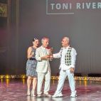El artista Tony River recibe el Reconocimiento Especial durante la II edición de los Premios Fundación Casa del Artista celebrada en el Teatro Principal de Valencia.
