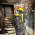 Efectivos del Consorcio Provincial de Bomberos de Castellón durante la extinción del incendio en la vivienda de Burriana.